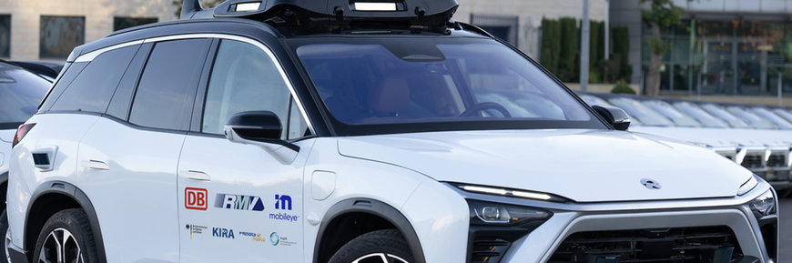 WELTPREMIERE: AUTONOME ON-DEMAND-FAHRZEUGE IM NORMALEN STRASSENVERKEHR